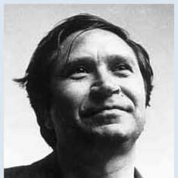 Dos cosas constantes te revelan, te tienen de cuerpo entero en el instante, y son la cama y la mesa de madera, hechas a la medida del amor y del hambr